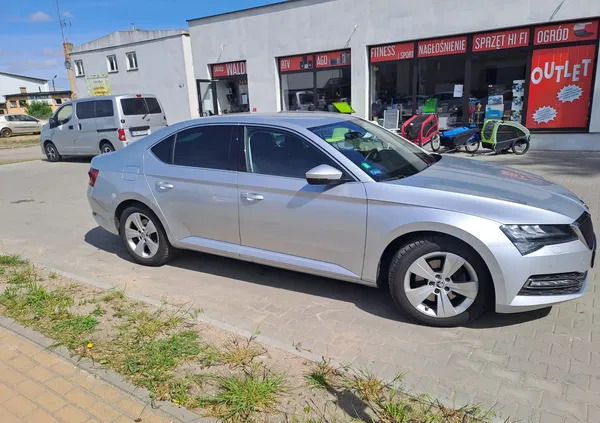 dolnośląskie Skoda Superb cena 120000 przebieg: 108000, rok produkcji 2022 z Gniew